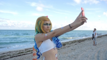 Kate Durbin, Hello Selfie, performance a PULSE Miami Beach. Courtesy Sarah Cascone.