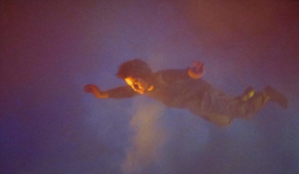 Video instalação do artista argentino Sebastián Diaz Morales. Suspension. 2014